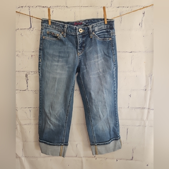 Tommy Hilfiger Spirit Crop Cuffed Blue Jean size 4 Capri Length Medium Wash - Picture 1 of 8